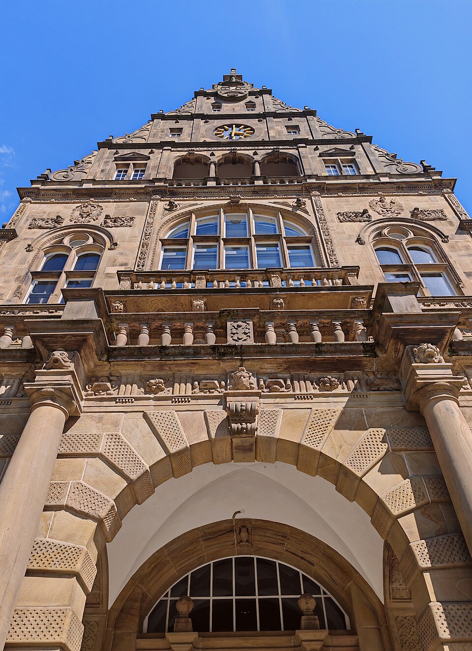 Fassade des Alten Rathauses in Bielefeld, fotografiert am 10. Mai 2025