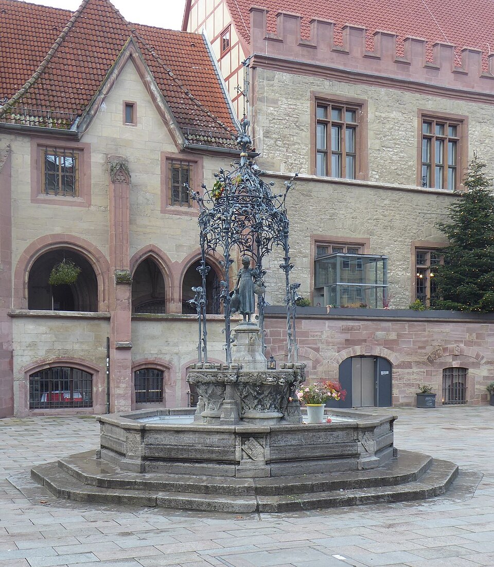 Gänselieselbrunnen vor dem Alten Rathaus in Göttingen, aufgenommen am 28.12.2020