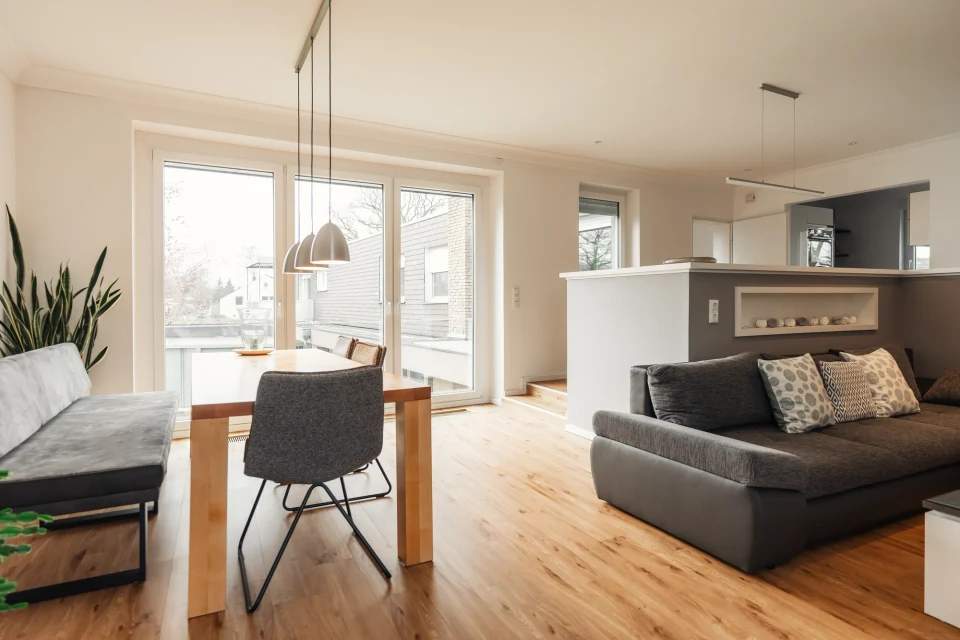 Heller Wohn- und Essbereich mit offener Küche und Blick zur Terrasse in Minden