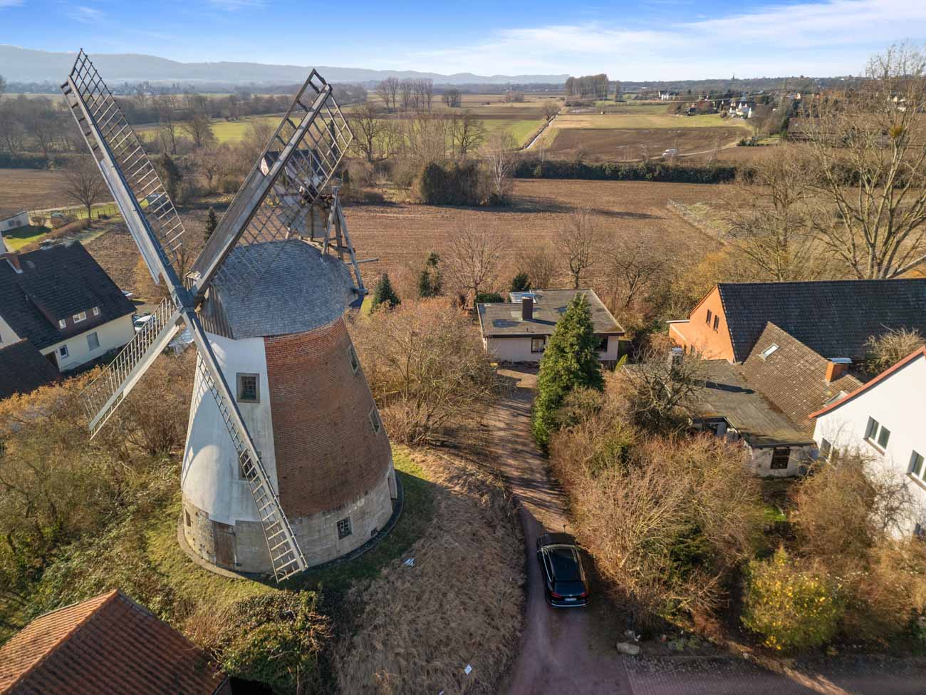 Windmühle in Minden-Meißen aus der Luft mit Feldern und umliegenden Gebäuden