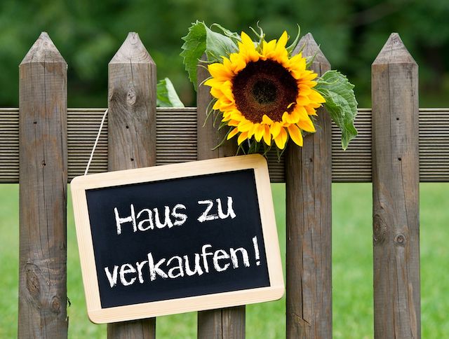 Ratgeber Privater Immobilienverkauf Schild Haus zu verkaufen am Gartenzaun