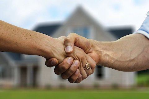 Ratgeber Immobilienverkauf Vorschau Hausverkauf wird mit Handschlag besiegelt