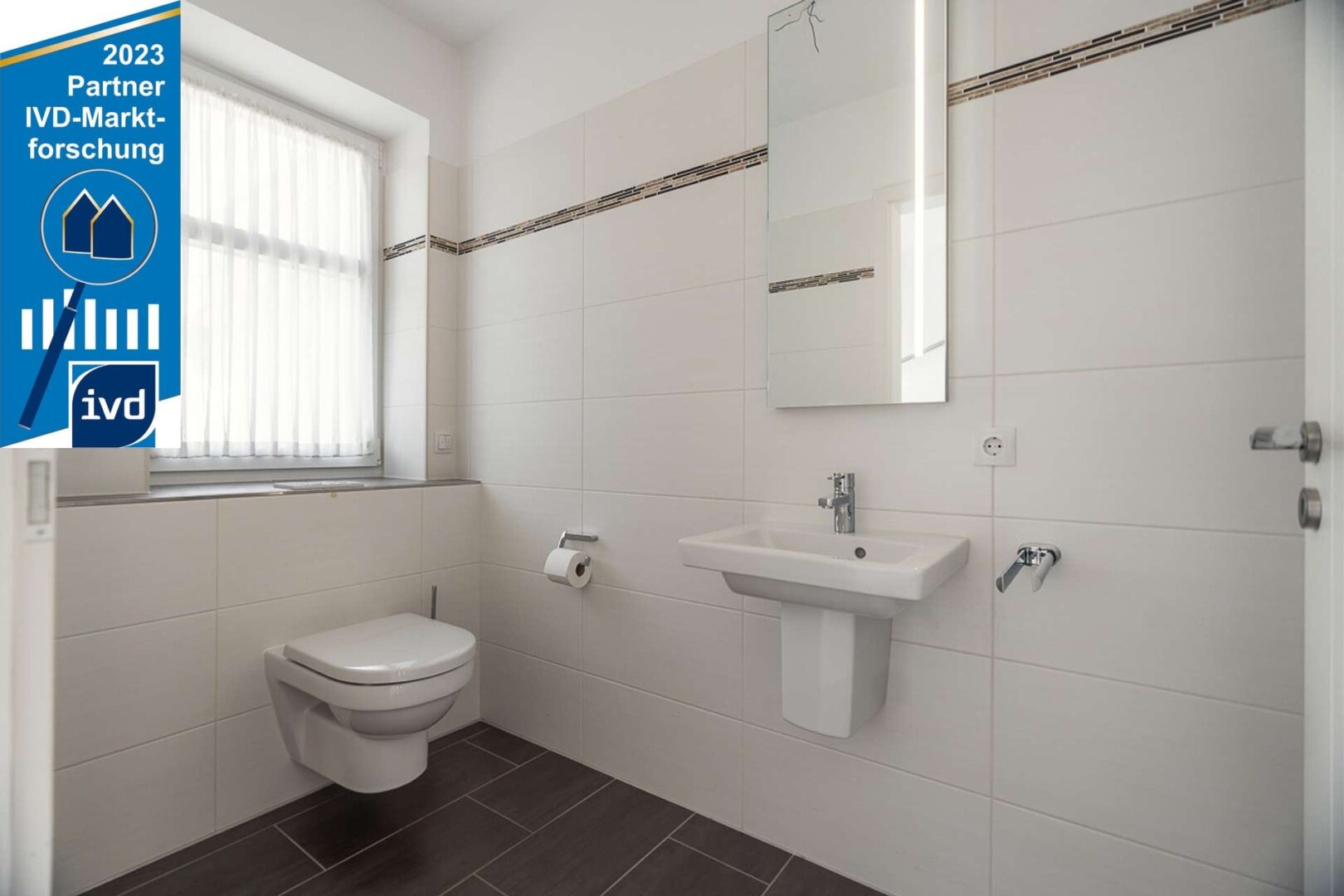 Gäste WC mit Dusche / Erdgeschoss