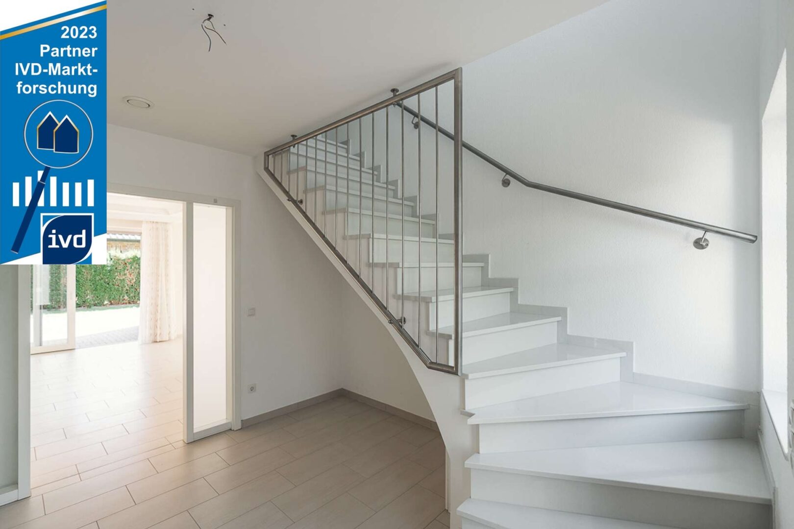 Flur EG und Treppe zum DG
