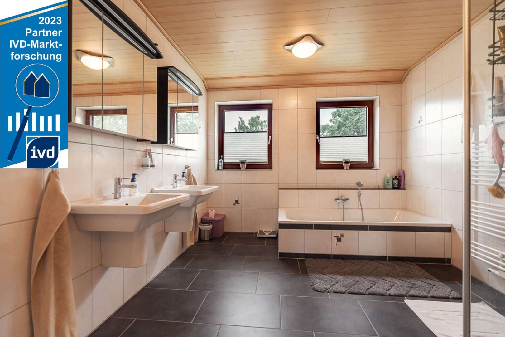 Badezimmer mit Wanne und Dusche / Dachgeschoss